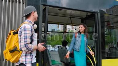 年轻人在电车公共交通工具上与一个女孩见面交谈