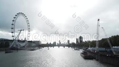 伦敦眼的泰晤士河上方的美丽景色、市政厅、威斯敏斯特大桥、大本钟和议会大厦