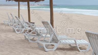 葡萄牙海边的白色休闲椅