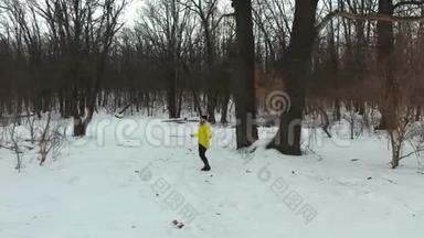 冬季森林中带绳跳绳的黄衣长胡子运动员