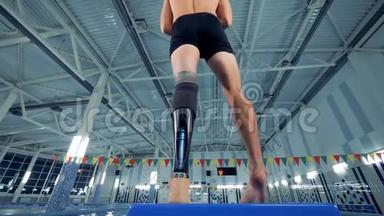 一个带假肢的游泳运动员，底部视野。