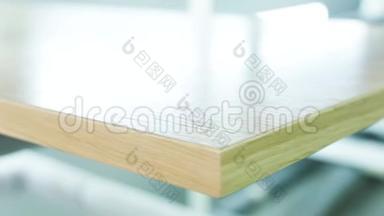 在木制车间或工厂的<strong>桌子</strong>上放置大型抛光<strong>木板</strong>的特写。 行动。 生产