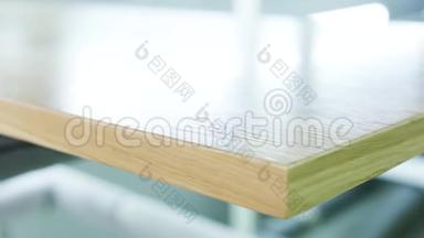 在木制车间或工厂的桌子上放置大型抛光木板的特写。 行动。 生产