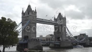 伦敦市中心夏季白天，塔桥和泰晤士河上方的交通对多云天空的影响