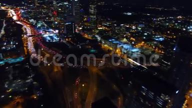 亚特兰大航空飞越高速公路，立交桥。 市中心的夜景