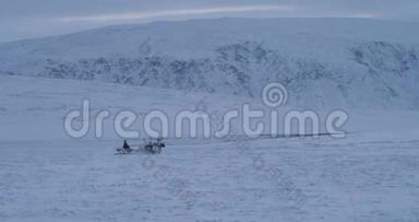 一个大雪橇人和驯鹿在冻土带中间<strong>搭车</strong>