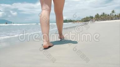 热带<strong>沙滩</strong>上，在炎热的<strong>夏季</strong>太阳下`热带阳光下，女人的腿、欧洲可爱的布鲁内特