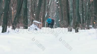年轻<strong>有为</strong>男子和妇女在冬季森林中慢跑