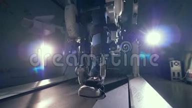 人`腿训练过程中的行走<strong>仿真</strong>机。 创新的机器人VR控制系统。