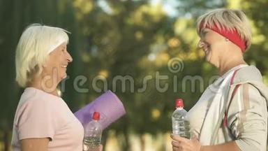 女健身教练提供高级女子运动水瓶和垫子