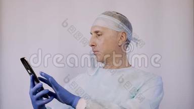 医生在平板电脑上<strong>看病</strong>人的x光片。 他正在准备手术。