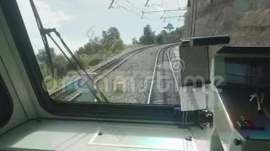 从第一辆<strong>火车车厢</strong>的窗户出发的铁路通道。