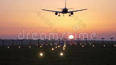 飞机降落在日落机场跑道上，美丽的金色天空和剪影