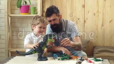 男人和男孩一起在木墙背景上玩耍。 家庭和<strong>童年的</strong>概念.. 父子俩玩玩具