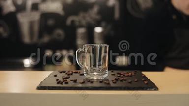 吧台上放着咖啡豆的空杯子
