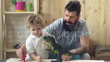 父子玩玩具恐龙.. 父子之日.. 快乐的父亲和儿子玩恐龙游戏