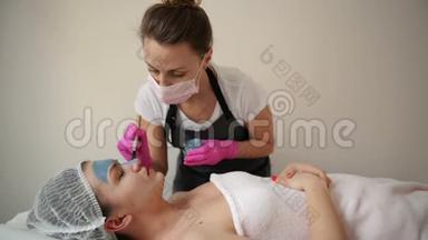 去脸<strong>面膜</strong>，水疗美容治疗，<strong>护肤</strong>.. 女人在水疗沙龙接受美容师的面部护理。 女人做女人