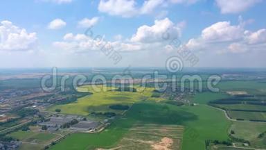 明斯克，贝拉鲁斯-五月，2019年：空中无人机拍摄绿色和黄色<strong>的田野</strong>附近<strong>的</strong>城市。 蓝天和美丽<strong>的</strong>云彩
