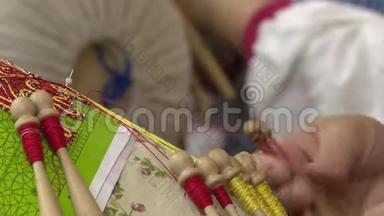 做花边特写。 女人用传统的方式做花边筒子。