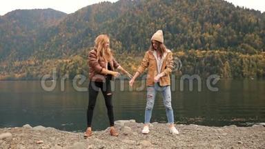 失败的两个女孩在湖上的背景下，山舞为一个博客和<strong>笑声</strong>。 社交媒体旅游