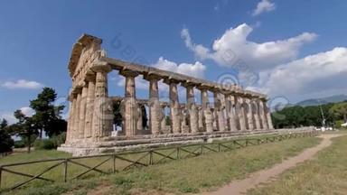 意大利Paestum，2019年6月25日。 雅典娜神庙，古希腊神庙，4K。