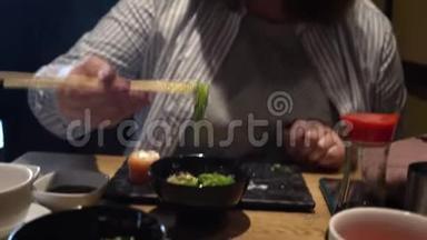 女人用木筷子吃海藻沙拉。 特写镜头。 中国筷子吃海藻沙拉