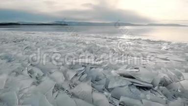 冰冻湖泊或河流的北部景观.. 近岸冰沙，<strong>远山</strong>天涯..