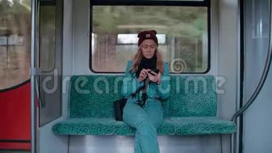 年轻的白种人女孩乘坐<strong>地铁</strong>或电车，使用<strong>电话</strong>，打印信息。 慢动作