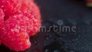 成熟的新鲜红树莓的全景特写镜头，配上水滴