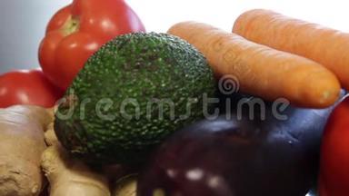 有新鲜蔬菜的<strong>大盘</strong>子。 生姜，胡萝卜，西红柿，茄子，鳄梨，胡椒，黄瓜。 特写镜头。 (a)