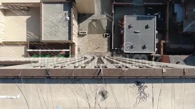 七名工业炼金术士正悬挂在一栋建筑的侧面，俯视