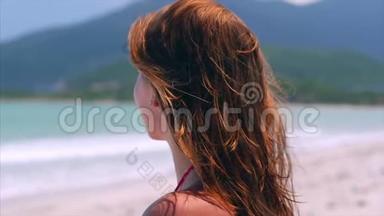 海滩上一位美丽的欧洲妇女的肖像特写，眺望远处的<strong>大海</strong>，在<strong>大海</strong>中放松