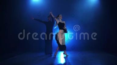舞厅-体育舞蹈对专业舞者慢动作，烟雾