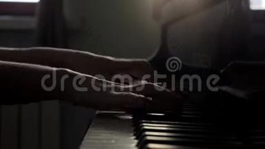 女子双手慢动作完成钢琴特写的<strong>古典音乐</strong>