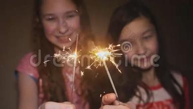 两个少女摆姿势，微笑着点燃星星之火