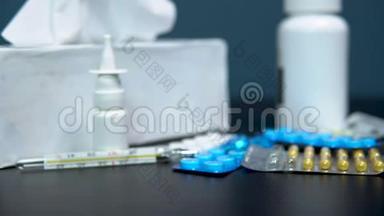 女人吃药。 在桌子上吃药。 用于治疗疾病的多色药片放在桌子上