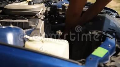 修理汽车的机械师新西兰汽车修理汽车。 关门