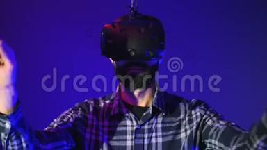 在蓝色背景的现代办公室使用虚拟现实耳机的留胡子男士特写镜头，翻转、点击