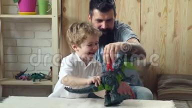爸爸和可爱的<strong>小</strong>儿子玩玩具<strong>恐龙</strong>。 <strong>恐龙</strong>。 儿子和父亲。 快乐有趣的男孩和父亲。 儿子和