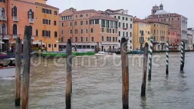 威尼斯的街道充满了水。 在水道上航行的船