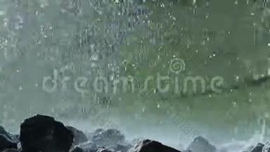 大自然中的一场大雨.. 潮湿的大石头