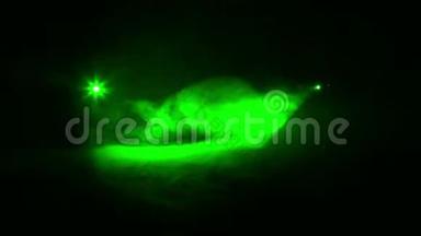使两个轮廓聚光灯的绿色光线互相照射。