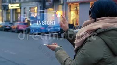 站在大街上无法辨认的女人将HUD全息图与文字透视互动