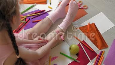 小女孩用毛毡尖笔在<strong>脚上</strong>画画，孩子们`创造力、发展