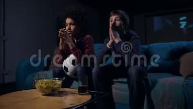 足球迷青少年在电视上观看比赛