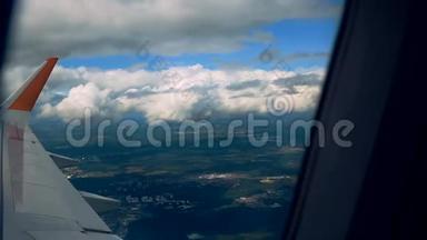 美丽的云彩和一个飞机机翼窗外有一个美丽的蓝天。 从飞机舷窗中射出