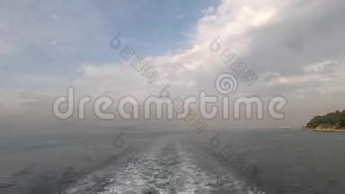 船上的摄像机拍摄了一片美丽的水域和一个有白色码头的岛屿