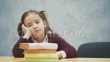一个小女<strong>学生</strong>拿着<strong>很多</strong>书睡在桌子上。 许多家庭<strong>作业</strong>或考试对年轻人来说压力很大