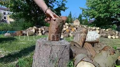 年轻人用斧头在砧板上砍<strong>木头</strong>。 用斧头砍<strong>木头</strong>