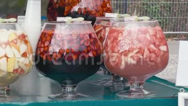 在露天城市集市上摆着一大碗水果鸡尾酒。 适当营养的概念，来自